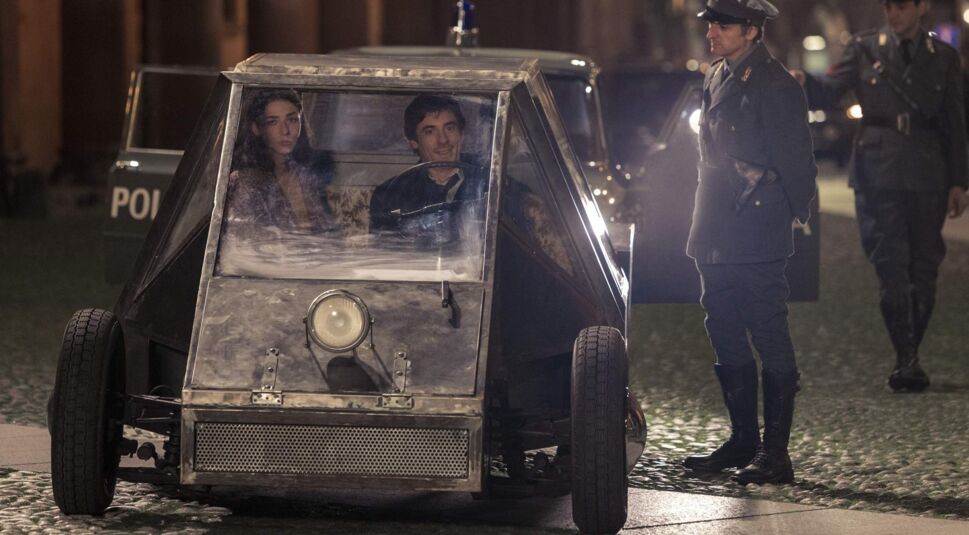 Elio Germano in Die unglaubliche Geschichte der Roseninsel