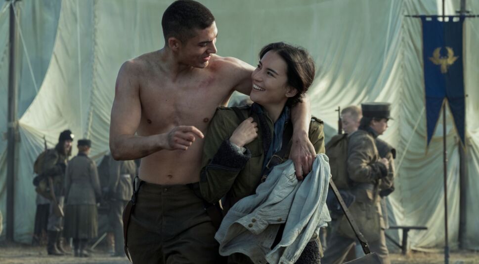 Archie renaux und Jessie Mei Li in "Shadow and Bone".