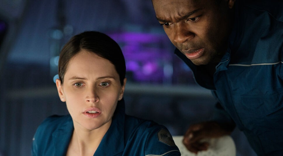 Felicity Jones und David Oyelowo in The Midnight Sky
