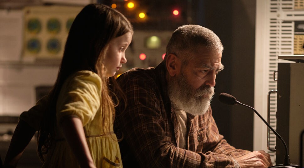 George Clooney und Caoilinn Springall in The Midnight Sky