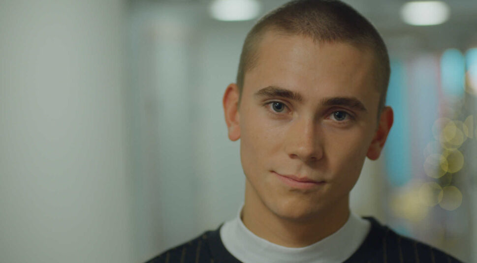 Felix Sandmann als Jonas in Weihanchten zuhause Staffel 2 bei Netflix