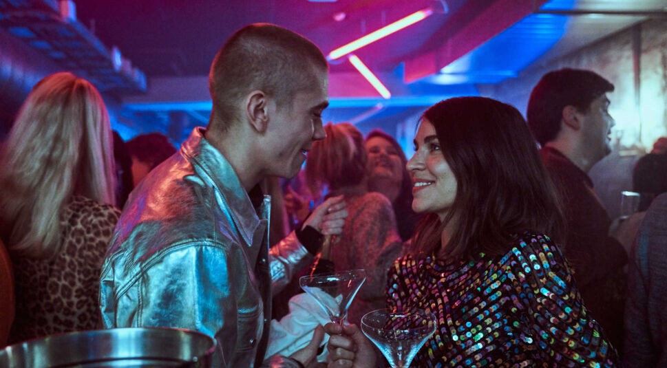 Felix Sandmann als Jonas und Ida Elise Broch als Johanne in Weihnachten zuhause Staffel 2 am Ende der Serie