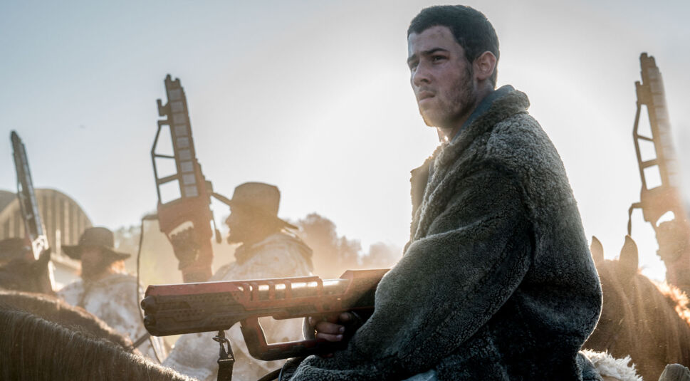 Nick Jonas als David "Davy" Prentiss Jr. In Chaos Walking. 