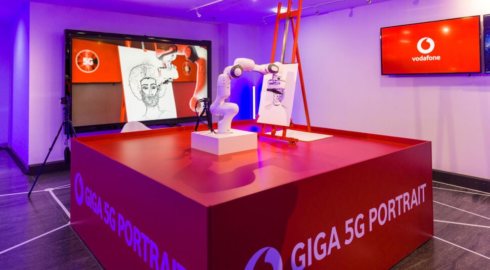 Ein Roboter zeichnet ein Portrait biem Axel Springer Award 2020, gesteuert durch das 5G-Netz von Vodafone.