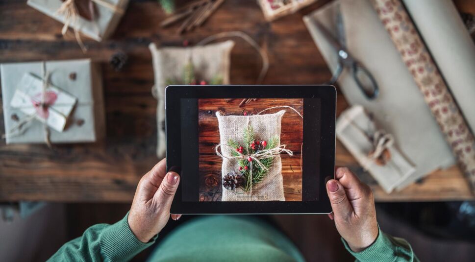Eine Person fotografiert ihr nachhaltiges Geschenk