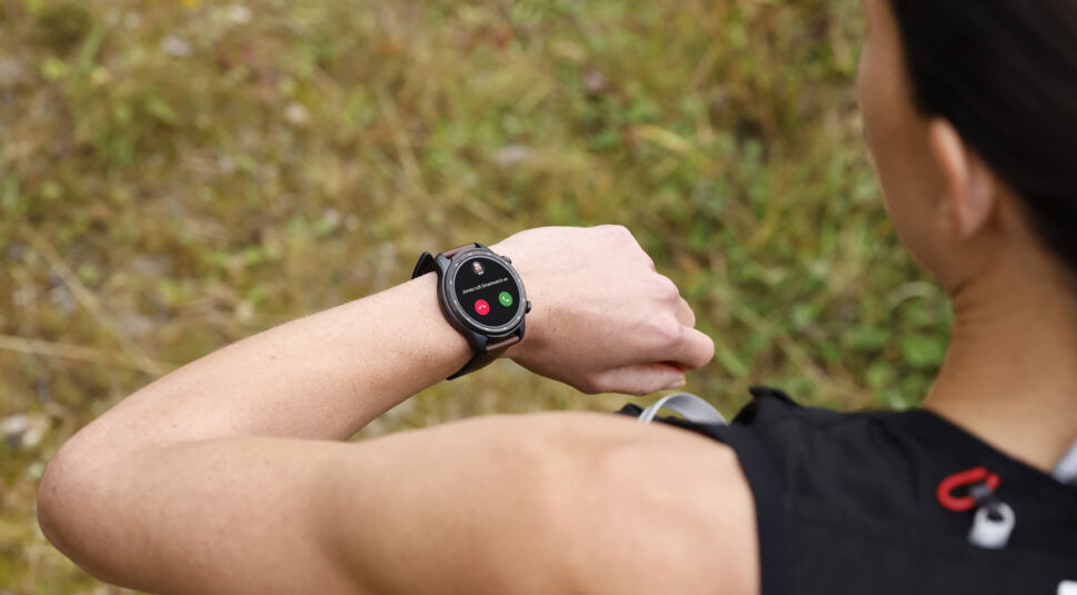 Eine Frau erhält beim Sport einen Anruf über ihre Mobvoi TicWatch Pro 3 Ultra 4G LTE via Vodafone OneNumber.