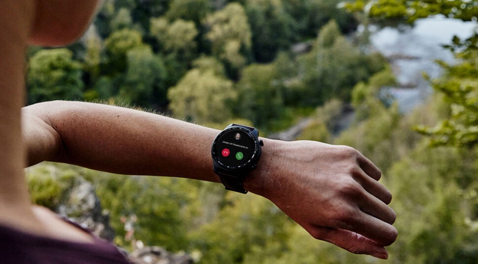 Eine Frau erhält beim Sport einen Anruf auf ihrer Mobvoi TicWatch Pro 3 Ultra 4G LTE mit Vodafone OneNumber.