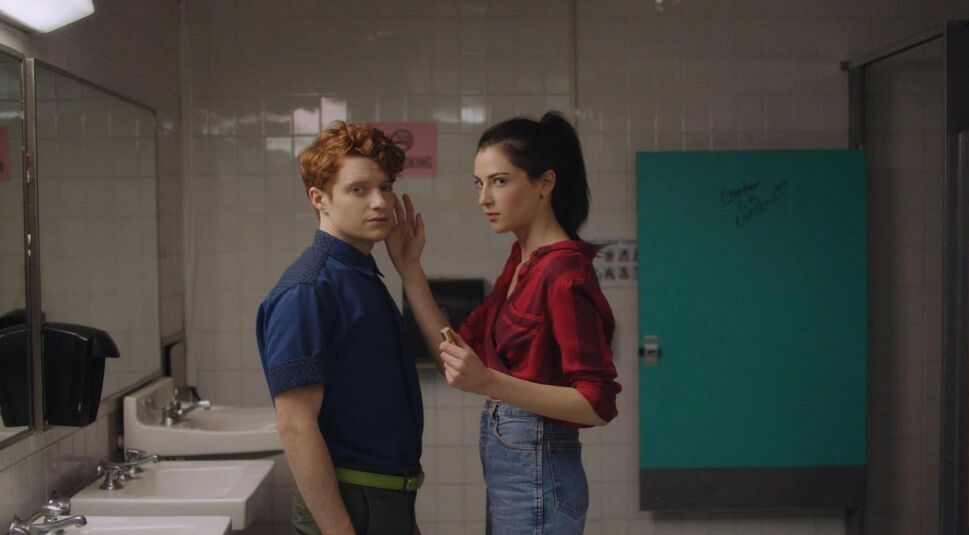 Brendan Scannell und Zoe Levin in Bonding