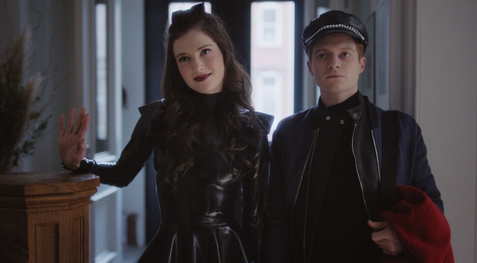 Brendan Scannell und Zoe Levin in Bonding