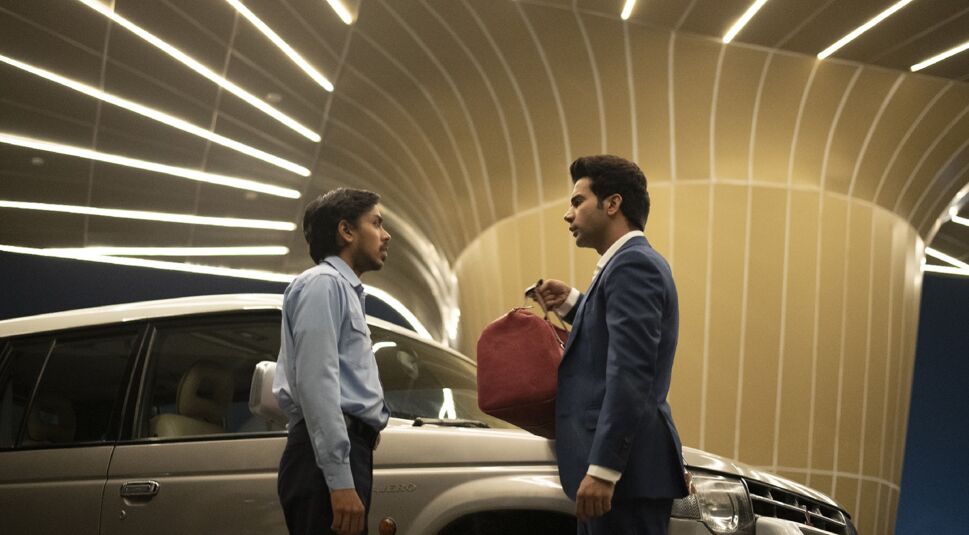 Adarsh Gourav und Rajkummar Rao in Der weiße Tiger