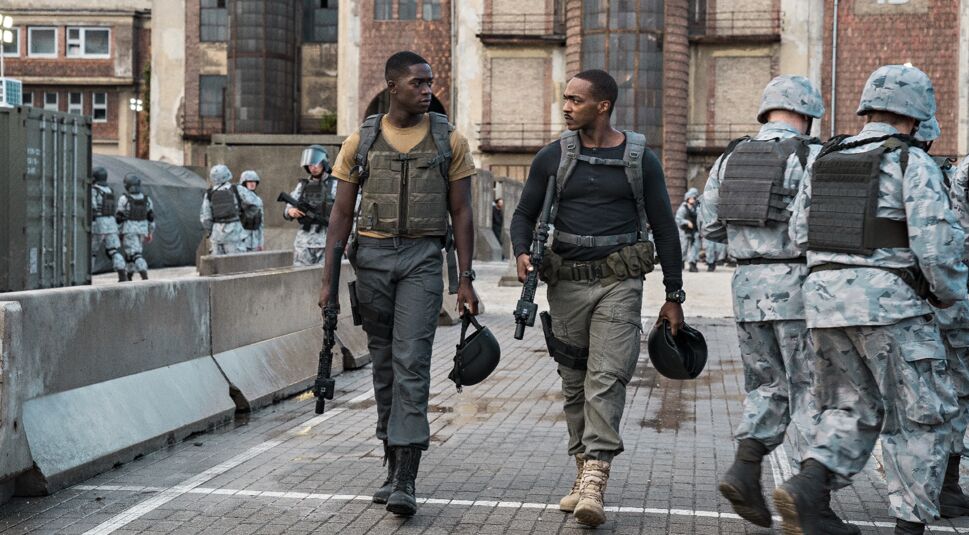 Anthony Mackie und Damson Idris in Outside the Wire