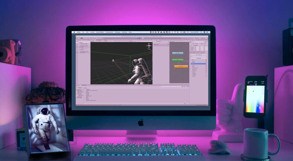 An einem Mac wird ein 3D-Modell eines Astronauts designt, dass als Hologramm im Bilderrahmen-Gadget "Looking Glass Portrait" daneben auftaucht.