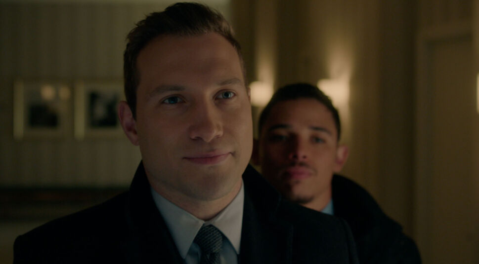 Die FBI-Agenten FBI-Agenten Niven (Jai Courtney) und Hall (Anthony Ramos). Eine Szene aus dem Film Honest Thief.