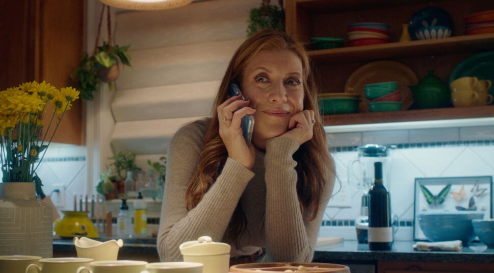 Annie Wilkins (Kate Walsh), die Freundin von Tom Dolan (Liam Neeson) im Film Honest Thief