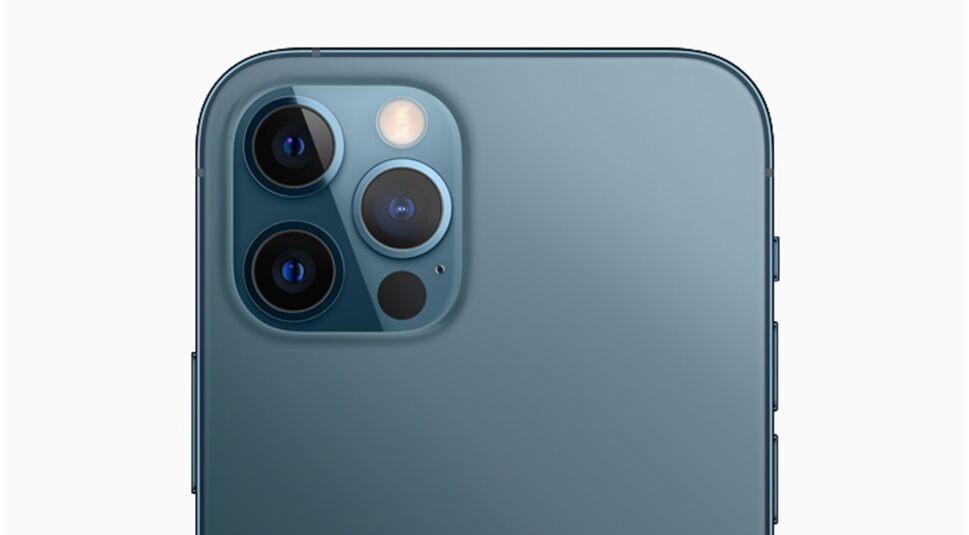 Rückseite des iPhone 12 Pro Max mit Triple-Kamera