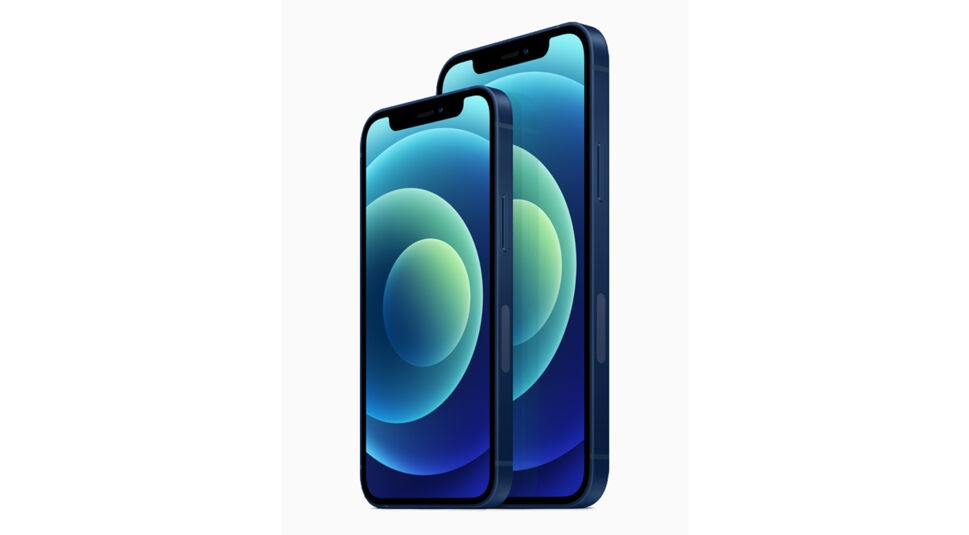 iPhone 12 und iPhone 12 mini in Blau von schräg vorne