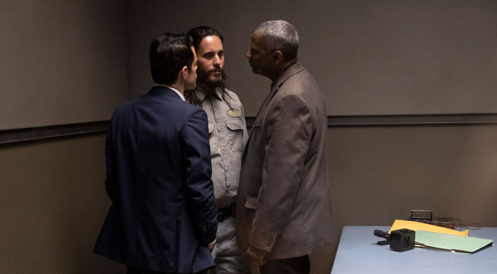 Sergeant Jim Baxter (Rami Malek) und Deputy Sheriff Joe Deacon (Denzel Washington) verhören den Serienkiller (Jared Leto). Eine Szene aus dem Fillm "The Little Things".