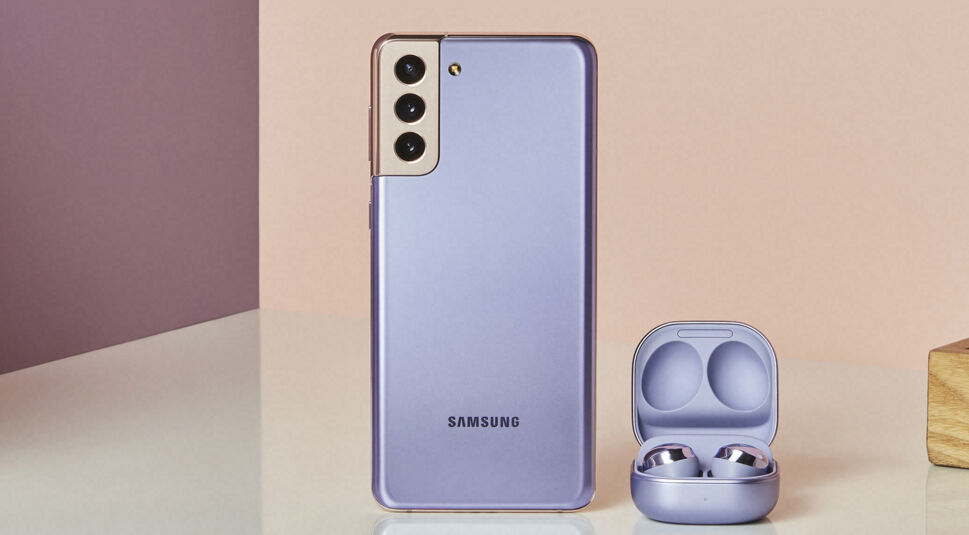 Galaxy S21+ (Rückseite) und Galaxy Buds nebeneinander