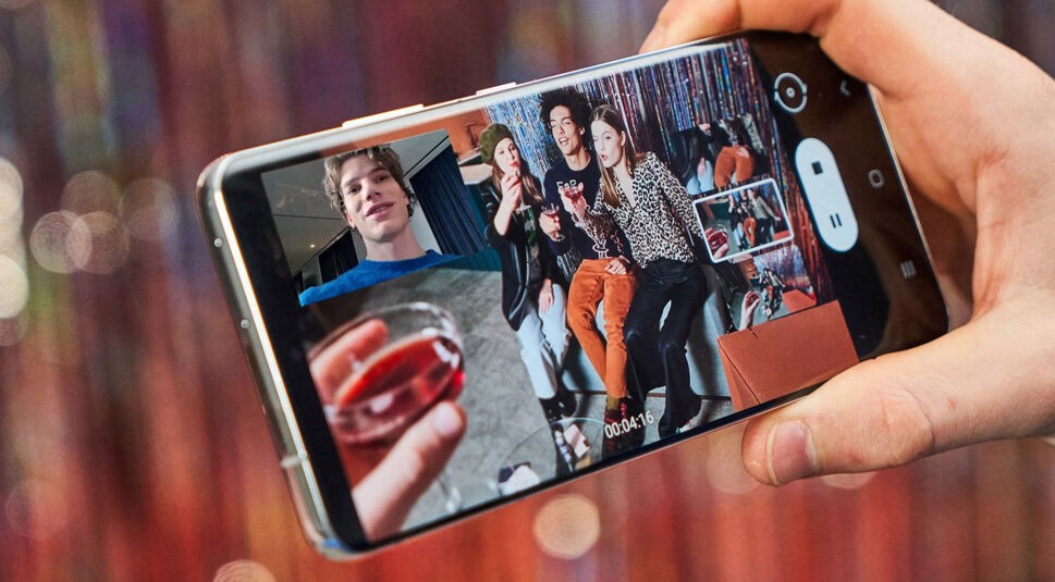 Samsung Galaxy S21 Ultra Display mit bunten Fotos 