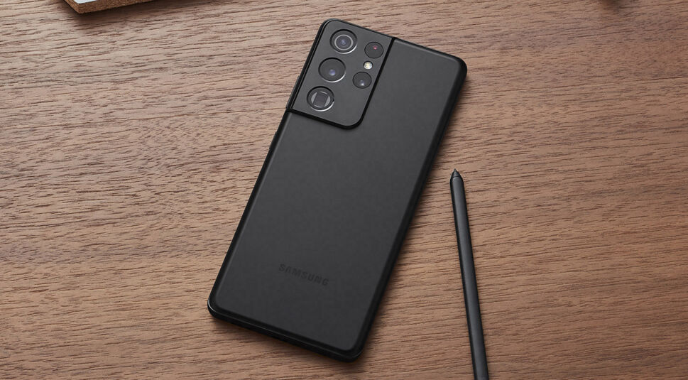 Samsung Galaxy S21 Ultra auf Holztisch mit S Pen