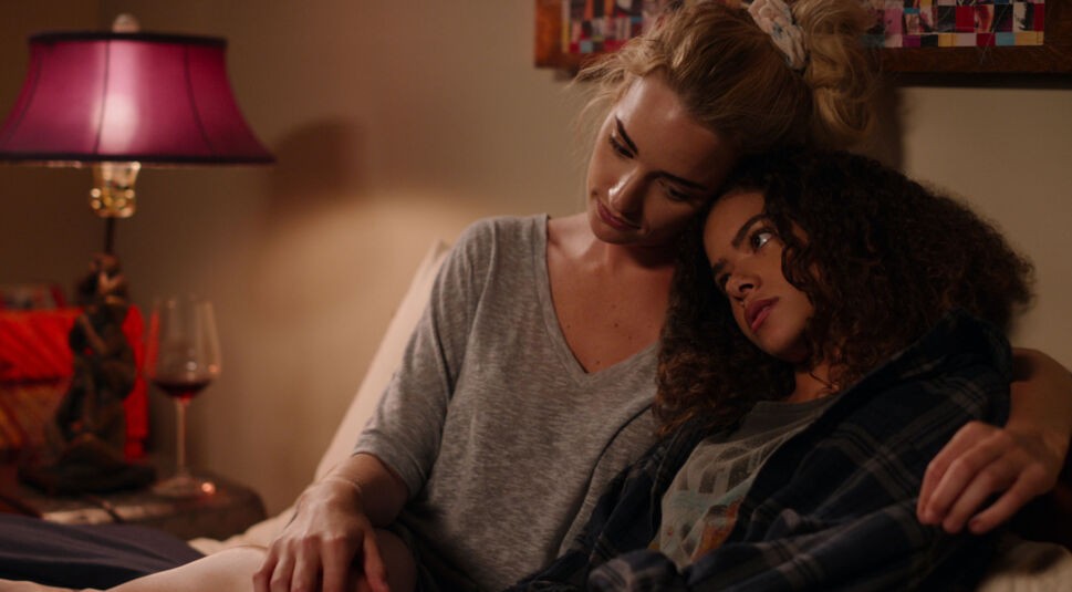 Brianne Howey und Antonia Gentry in Ginny & Georgia