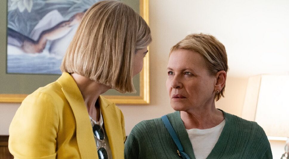 Rosamund Pike und Dianne Wiest in I Care a Lot