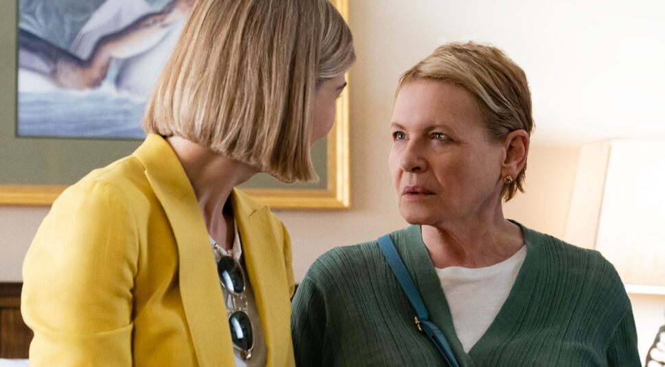 Rosamund Pike und Dianne Wiest in I Care a Lot
