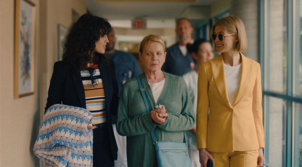 Eiza Gonzales und Rosamund Pike in I Care a Lot