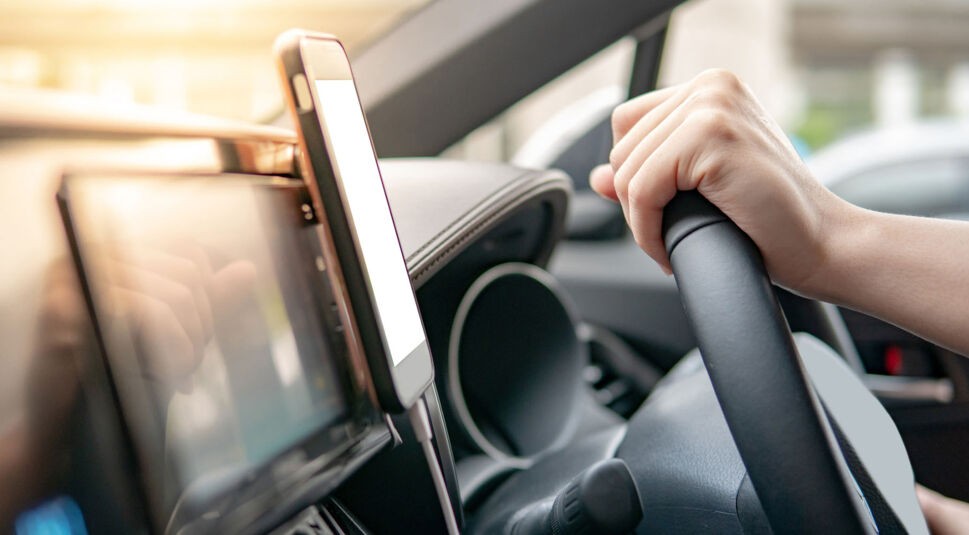 Beim Autofahren mit dem Smartphone navigieren