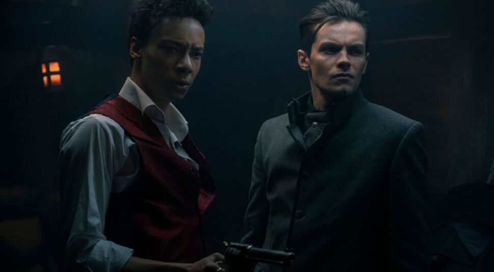 Kit Young und Freddy Carter in "Shadow and Bone".