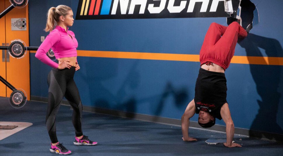 Freddie Stroma und Paris Berelc in The Crew