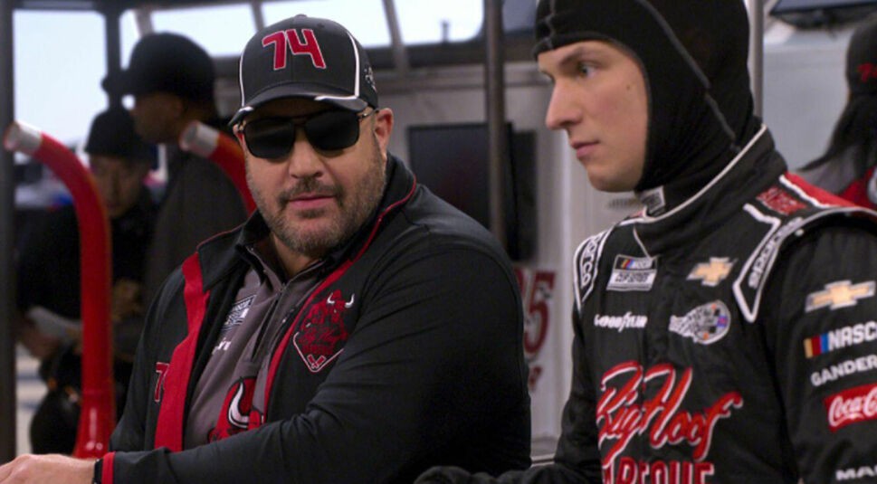 Kevin James und Freddie Stroma in The Crew