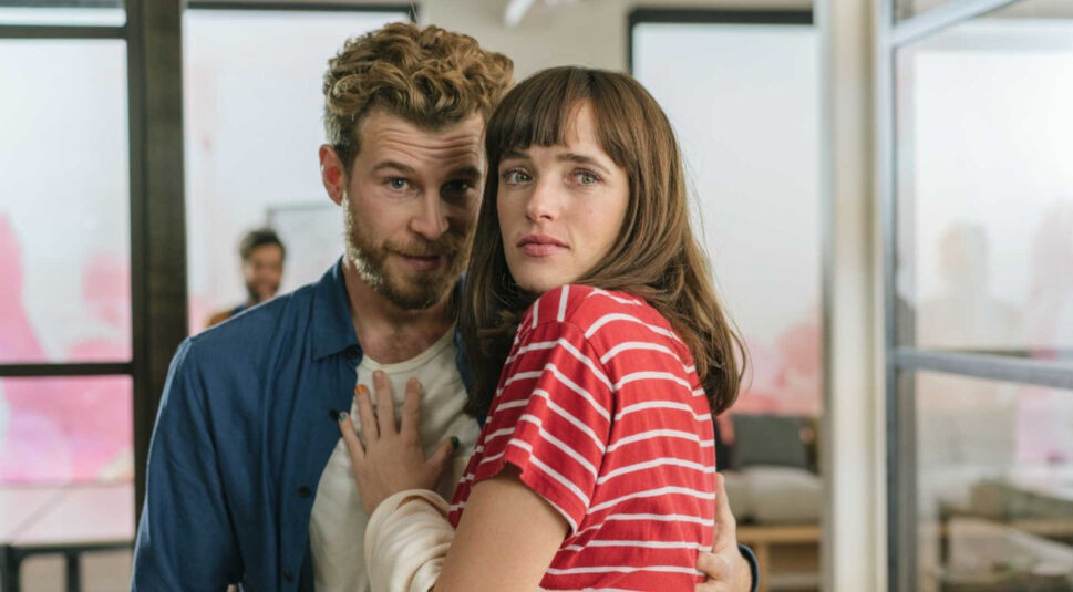 Álvaro Cervantes als Adri und Susana Abaitua als Carla in Netflix' Verrückt nach ihr