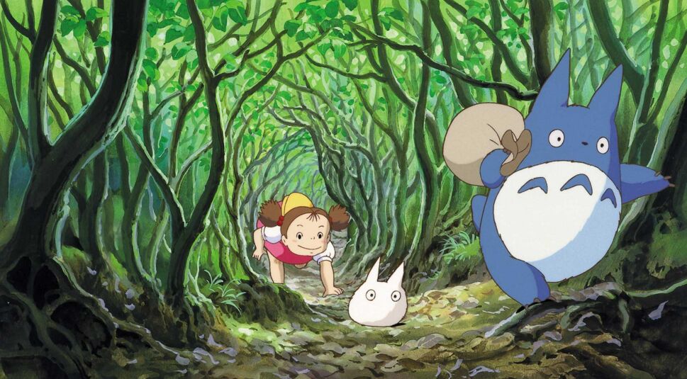Mei folgt den kleinen Totoros in ihren Unterschlupf