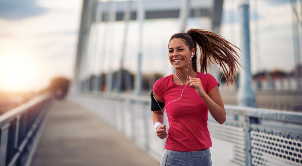 Frau hört beim Joggen Musik