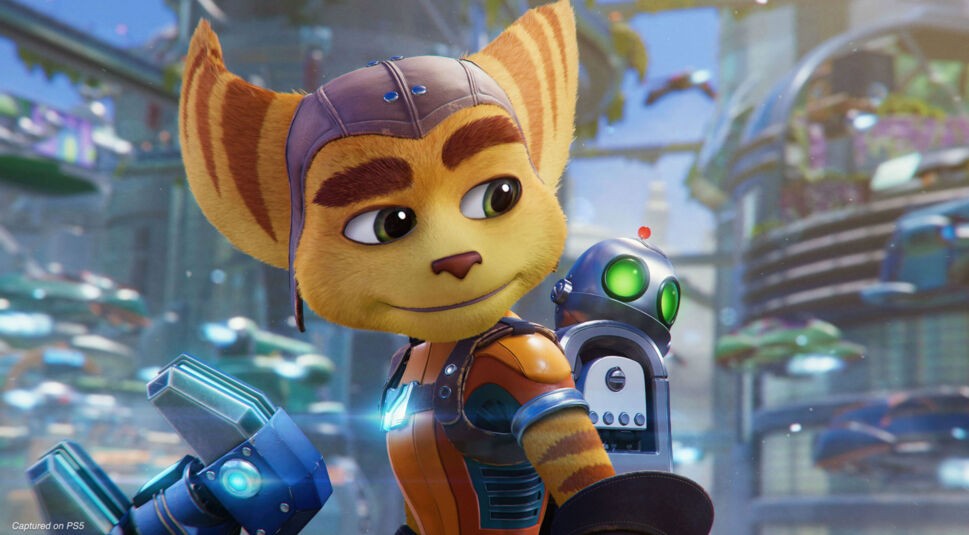 Ratchet trägt Clank auf seinem Rücken. Eine Szene aus dem Spiel Ratchet & Clank: Rift Apart.