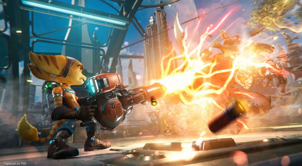 Ratchet feuert mit einer Blaster-Pistole. Ein Screenshot aus dem Spiel Ratchet & Clank: Rift Apart