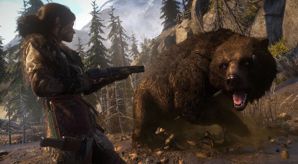 Lara Croft kämpft gegen einen wilden Bär. Ein Screenshot aus dem Spiel Rise of the Tomb Raider