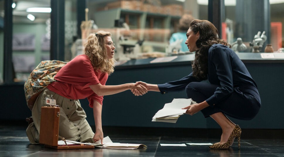 Kristen Wiig als Barbara Minerva und Gal Gadot als Diana Prince in Wonder Woman 1984.