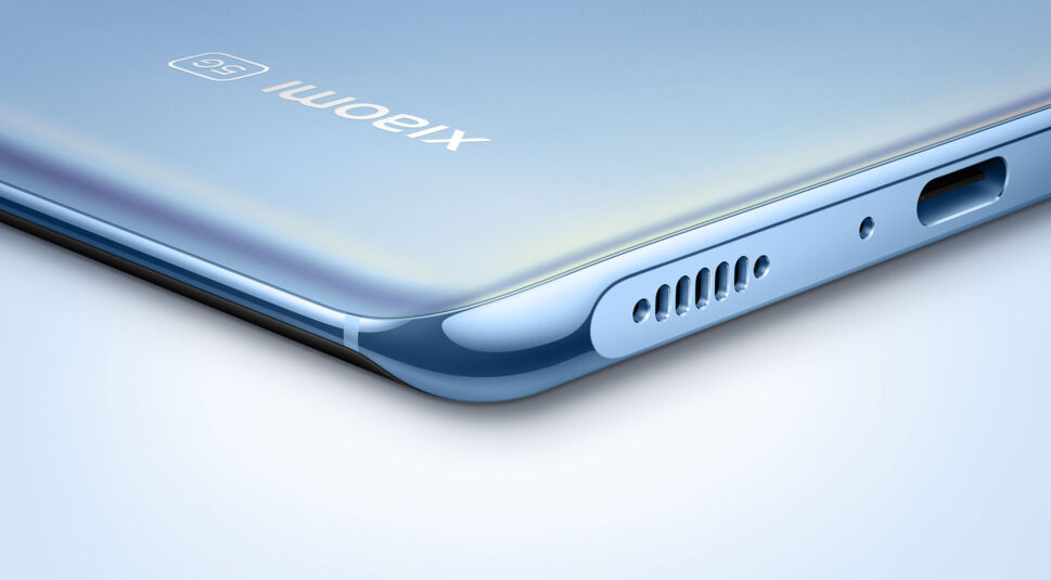 Der USB-C-Anschluss des neuen Xiaomi Mi 11 | 5G in Horizon Blue.