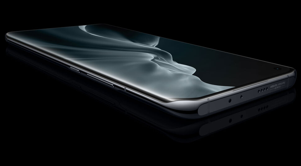 Das Display des neuen Xiaomi Mi 11 | 5G in Midnight Gray vor schwarzem Hintergrund.