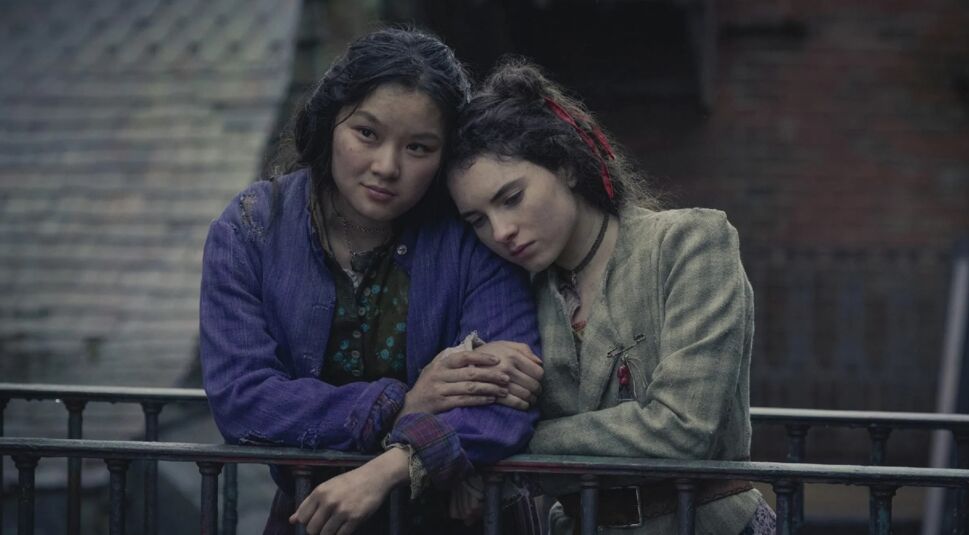 Thaddea Graham und Darci Shaw in Die Bande aus der Baker Street