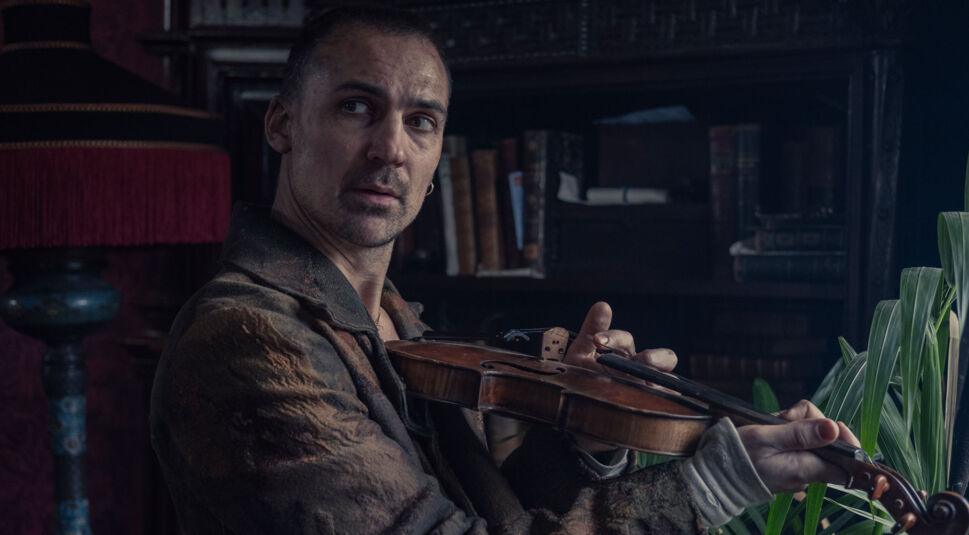 Henry Lloyd-Hughes in die Bande aus der Baker Street