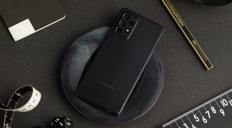 Galaxy A52 in Schwarz auf Schreibtisch