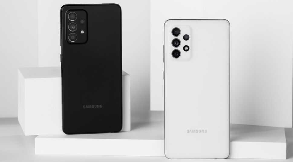 Galaxy A72 von hinten in Schwarz und Weiß