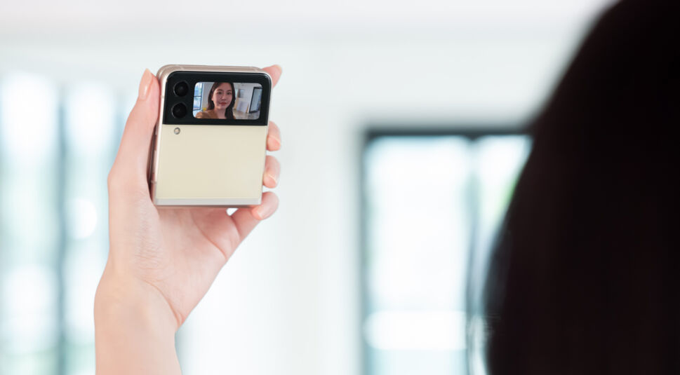 Klapp-Handy Galaxy Z Flip3 zusammengeklappt bei Selfie-Aufnahme