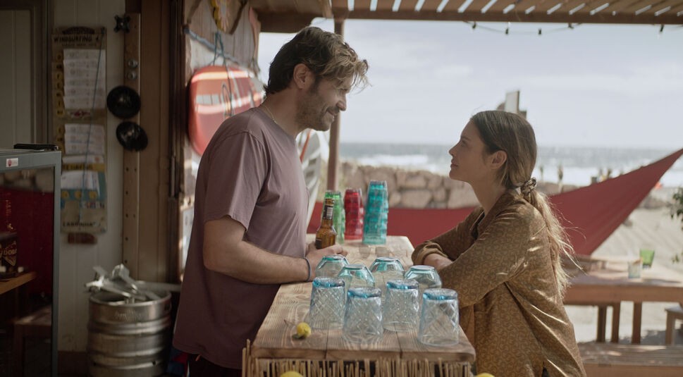 Albano Jeronimo und Hannah Ware in The One