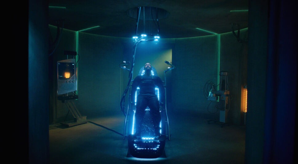 Takeshi Kovacs (Anthony Mackie) in der Serie Altered Carbon – Das Unsterblichkeitsprogramm