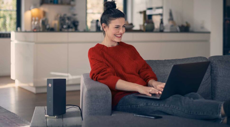 Eine Frau arbeitet am Laptop