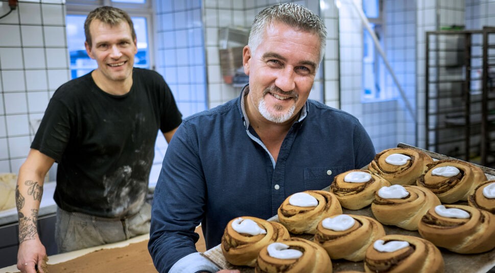 Der britische Star-Bäcker Paul Hollywood hält ein Tablett russisches Gebäck.